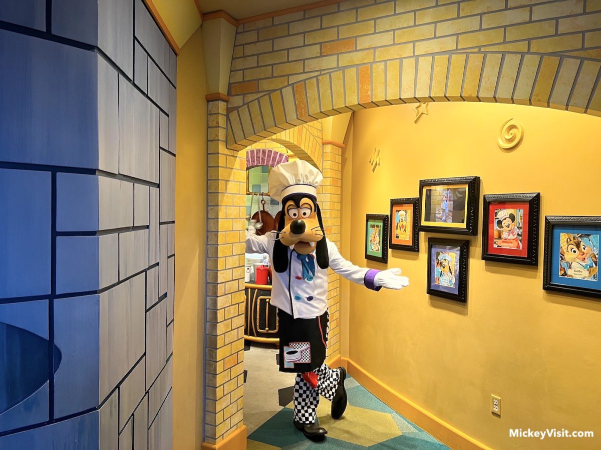disneyland character dining
